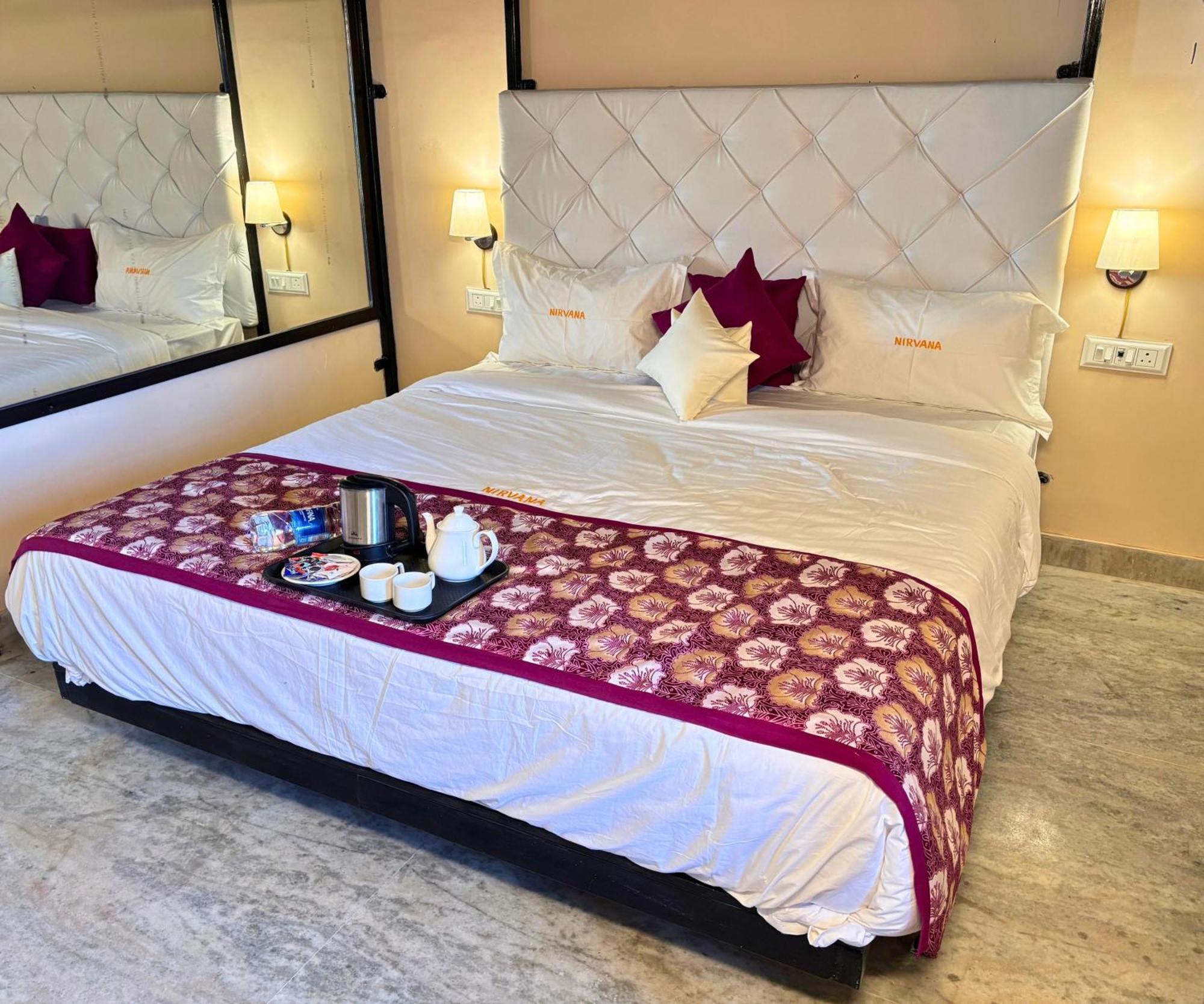 Hotel Nirvana Lakeside Udaipur Dış mekan fotoğraf